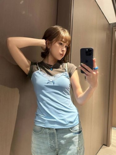 Acne Studio* 2025夏季新款 假两件吊带T 此款T恤采用分层设计 配有挺括的撞色系带背心 正面饰有系带和蝴蝶结 平纹针织面料 休闲版型 谁穿谁好看