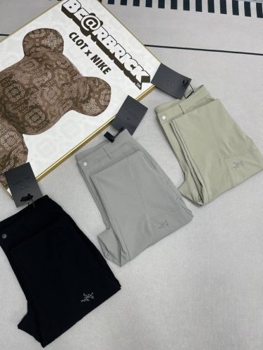 始祖鸟*Arcterxy 25Ss工装口袋刺绣户外飞禽系列休闲冲锋长裤 机能3D立挺防泼水轻薄速干梭织休闲工装裤 修身剪裁 精心设计。采用科技型透气四项弹面料版