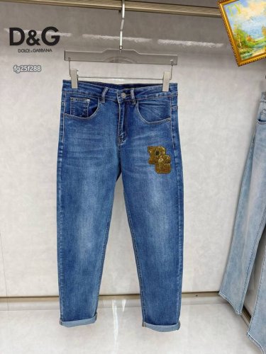 d&G 专柜最新同款牛仔裤 面料版型做工绝绝子 好穿不挑身材在搭配上没有太多的限制 随意简洁的衬托其他单品，来展现自己的风格姿态～ 可以百搭任何风格的单品，搭配