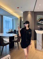 上新！ 迪奥 Dior情侣款字母短袖T！宽松版型！ 采用顶级230克凯迪纯棉爽滑面料！突出精致！质感无敌！ 进口烧浆印花 绝不开裂！ 过肩领条加固不变型！双线领