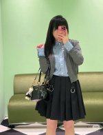 P520 Prad*百褶裙 原版开发 高版出品。精仿羊毛材质 质感十足 版型挺括 光泽垂顺 高腰百褶半身裙剪裁 腰间饰以本布腰带调节 圆圈金属融入 彰显品牌专属