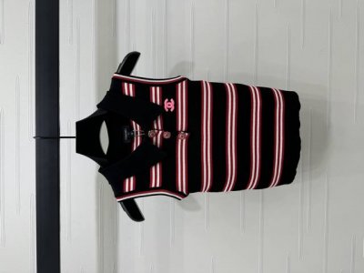 上新原单高端品质 Chane* 2025春夏最新系列！纽扣条纹针织背心！定制Yb全棉纱线织造 细腻柔软 亲肤弹力 精致针织短袖版型 半开襟水钻纽扣设计 大身黑色