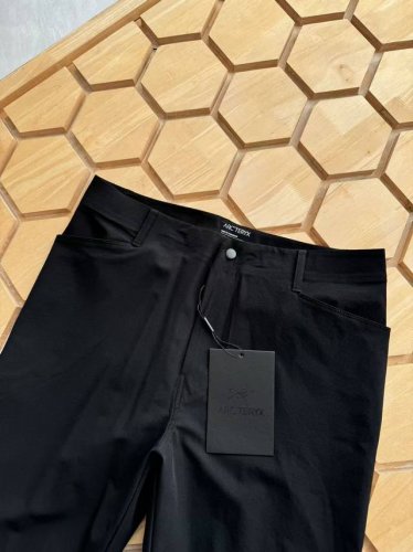 arc'teryx 始祖鸟男士纯色高品户外登山徒步直筒休闲长裤 采用专业运动面料！一穿便知！非常结实具备良好的透气性和运动自由度 优良的户外登山四面弹 ，耐磨防