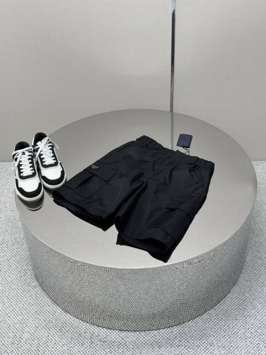 prada尼龙工装短裤 面料选择： 选用标志性尼龙面料制成，通过高密度的编织结构，使其具备高强度抗撕裂，耐磨性超群。经过表面纳米涂层处理之后使其具备一定的防水功