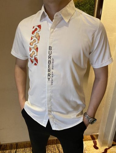 Haiyu 巴宝莉 今年夏季新款衬衫 官网同步 彰显出现代又个性的时尚魅 上身效果随意搭配都是那么的帅气 采用支定制俯绸棉 高端衬衫专门面料 质感柔软舒适 立体