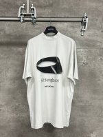 Blcg 25Ss巴黎360墨镜图案短袖T恤 灰白配色 男女同款 尺码 1 2 3全码现货供应 工艺说明：采用100%定织定染纯棉面料 巴黎专属面料特殊须定制