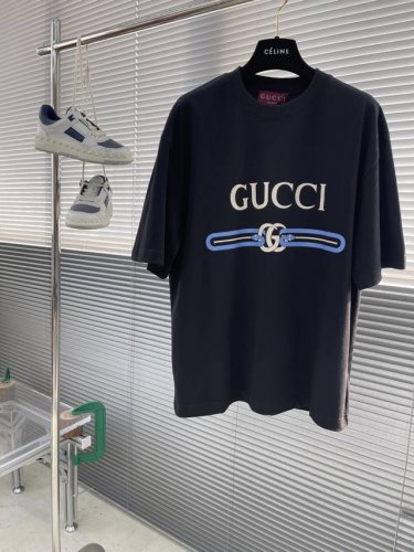 Gucc 2025Ss春夏最新款圆领时尚短袖T恤。纯棉面料，贴肤舒适，耐看又好穿，经典简约Logo设计，原厂工艺一丝不苟，型男必备单品。 码数：M-Xxl 宽松