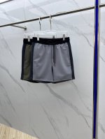 prada*普拉达 2025春夏最新款短裤，定制锦棉顶级品质，定制面料时尚感十足，间色拼接，经典胶条Logo凸显品牌简约大方得体，搭配休闲简单时尚潮流可以，十分