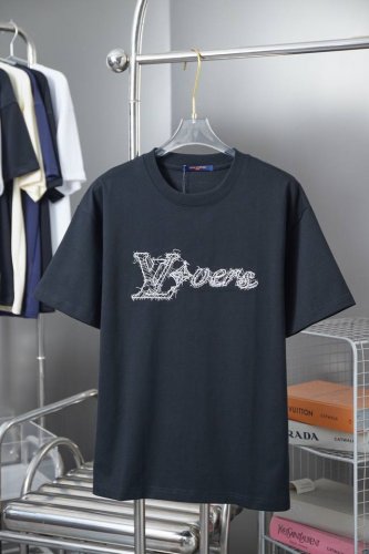 d 1V 25Ss早春新款 字母Logo刺绣短袖 轻奢主义 男女日常通勤穿搭必备单品 正确版本 欢迎对比 详细特征 320克100% 纯棉双纱汗布面料 同缸定染