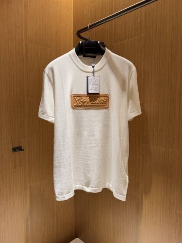 上新！ 新一季的男装真的很春天呀！Louis V*男装柜 正常发挥它的男装每一季出的新款真的一直都很时髦！ 版型真的是巨简洁，不是特别宽松的那种，单穿内搭都很高