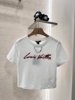 Louis Vuitto*2025新品上架 短款刺绣字母链条 定制Yb原生全棉材质 透气舒适 质感十足 修身短款T恤裁剪 凸显品牌格调 采用克重纯棉制成 略带有