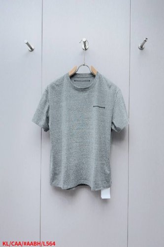 L564 Kl克罗心 以其标志性的独特设计和精湛工艺，成为时尚界的宠儿。这款短袖采用高品质面料，柔软舒适，透气性好，适合各种场合穿着。设计上融合了的经典元素，如