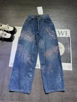pp 原版开发顶级版本，Chane* 25S春夏新款 羽毛烫钻牛仔裤丨独家Yb开发！高版出品！经典牛仔蓝面料，质感超棒。裤身羽毛钻石设计太有巧思，细节满满，在复