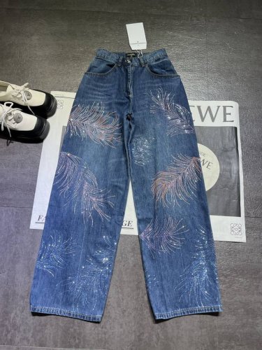 pp 原版开发顶级版本，Chane* 25S春夏新款 羽毛烫钻牛仔裤丨独家Yb开发！高版出品！经典牛仔蓝面料，质感超棒。裤身羽毛钻石设计太有巧思，细节满满，在复