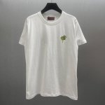 Gg玫瑰绿色剌绣针织棉T恤 Size : S-Xl 2025旱春系列成衣单品匠心融蕴雅致花卉图案与盛放雏菊图案，尽显浪漫气息和精致格调。这款常规版型T 恤以针织