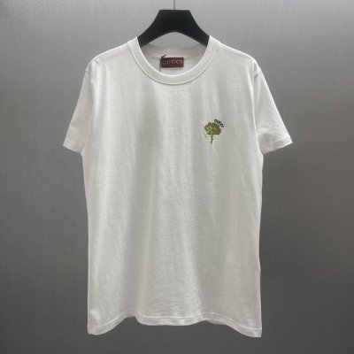 Gg玫瑰绿色剌绣针织棉T恤 Size : S-Xl 2025旱春系列成衣单品匠心融蕴雅致花卉图案与盛放雏菊图案，尽显浪漫气息和精致格调。这款常规版型T 恤以针织