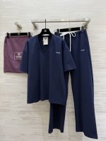系 V领休闲家居服套装 纯棉面料亲肤柔软 慵懒随意穿着 高品质定制 配送防尘袋 现货首发Size：36 38 40 38码肩宽：55，胸围：110，衣长：68，