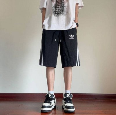 Adidas 阿迪达斯海外限定短裤 男女同款五分裤 小红书 Ins 抖音爆款 超人气单品 经典Logo 版型好看 上身有型 修饰完美身形 精致裁剪 个性又不夸张