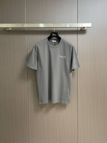 dior 迪奥铃兰字母印花圆领短袖T恤 -面料 240克双纱高密度纯棉面料 - 工艺: 整件衣服采用精密压花工艺 - 男女同款均可驾驭 - 尺码 M L Xl
