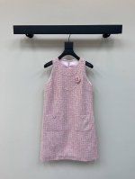 Chane*25春夏新品小香高级减龄樱花粉无袖背心连衣裙 编织粗花呢面料粉嫩粉嫩的简直自带优雅感 令人心动的温柔小香风 定制珍珠镶边非常精美 立体花朵点缀上身自