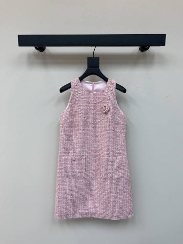Chane*25春夏新品小香高级减龄樱花粉无袖背心连衣裙 编织粗花呢面料粉嫩粉嫩的简直自带优雅感 令人心动的温柔小香风 定制珍珠镶边非常精美 立体花朵点缀上身自
