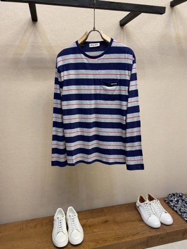 miu Miu 25新品棉质条纹长袖T恤 这款棉质针织T恤饰有多色条纹图案 胸口饰有品牌标识徽标贴饰 罗纹圆领领口 休闲单品 推荐入手 尺码：S，M，L