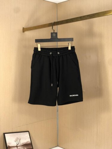 巴黎世家 24Ss夏季新款短裤 采用高弹纯棉面料 超级亲肤舒适 经典Logo标识点缀 五金细节到位 上身效果超级帅气百搭 码数M-Xxxl