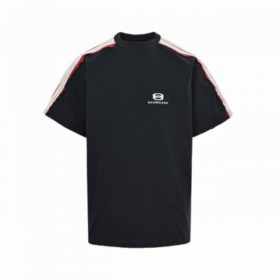 balenciaga 巴黎世家 25Ss 肩膀织带双环刺绣短袖 采用24支的特纺紧密棉纱线织造而成，织造工艺要求较高，需要使用先进的织机和高品质的原材料。特纺紧