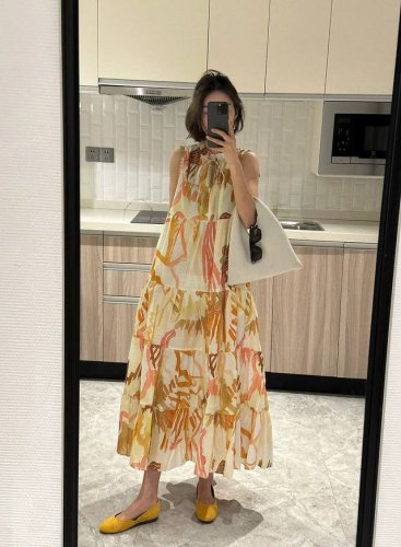 高级版大货主推Re苎麻印花连衣裙，法式气质长裙高级优雅，整件用料很费裙身拼接工艺，横向拉伸有弹力，整体裙子的版型就是自然收腰的H型，腰部自然收缩，贴合女生曼妙曲