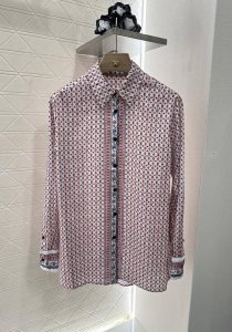 louis Vuitto*2025新品上架 印花衬衫长裤套装 定制Yb进口斜纹稠材质 质感舒适细腻 长袖印花衬衫长裤套装 裁剪利落修身 通体红白基调条纹交错 搭