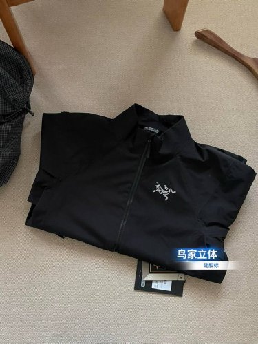 Arcteryx 始祖鸟简约立体硅胶压胶冲锋衣外套 颜色：黑色 尺码：S到2Xl 鸟家专柜款冲锋衣压胶款，立领外套 功能性户外专业面料 ，重点所有裁剪处内里都是