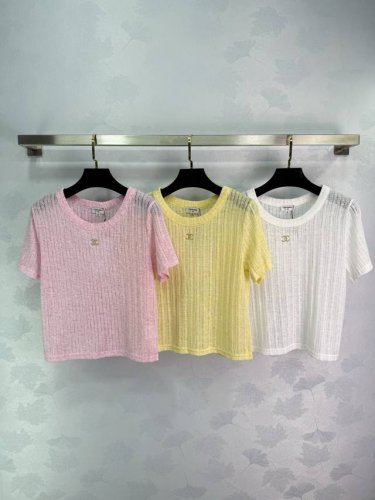 Chanel*超绝的夏日凉感穿搭 走在路上回头率爆表~胸前标志性Logo是Celine的灵魂所在 低调又奢华 上身是简约的白色T恤 基础款永远不会出错 亲肤又透