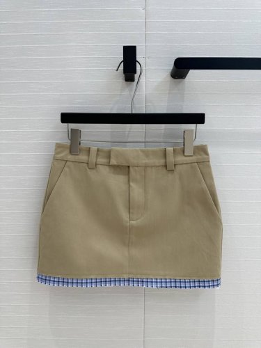 强烈推荐 Mi*25早春新品 复古文艺风卡其色超短半裙，天蓝色格纹拼接假两件设计立体剪裁低腰H包臀裙摆上身超显大长腿！休闲甜酷减龄单品！版型百搭不挑人！背面字母
