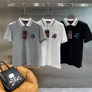 古家 Gucci polo衫好绝 经典又百搭，领口处的彩色条纹装饰，活泼又不失格调，瞬间打破单调 左胸口袋上那色彩鲜艳的刺绣图案，独特又吸睛，彰显品牌的时尚巧思