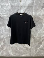 burberry巴宝莉 2025春夏新款高克重重磅圆领短袖出货啦！！ 春夏出门必备款 定制高克重纯棉面料 搭配当下流行重工工艺 做工走线精细 面料上身舒适 三标