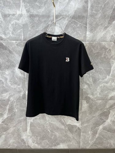 burberry巴宝莉 2025春夏新款高克重重磅圆领短袖出货啦！！ 春夏出门必备款 定制高克重纯棉面料 搭配当下流行重工工艺 做工走线精细 面料上身舒适 三标