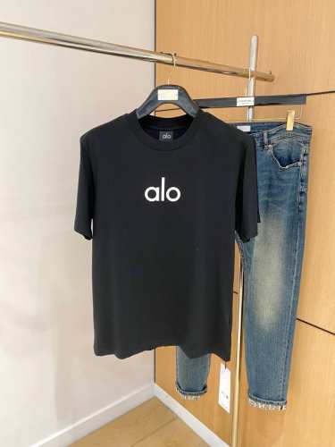 alo2025春夏新款男女同款短袖T恤，最新款全网独家首上！！~既经典有时尚百搭，谁不爱啊，将经典再次展现，非常的耐看，自带低奢光环与辨识度！传统的品牌理念和现