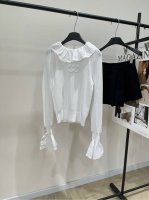 双C白色镂空花边毛衣 ”，面料：棉 颜色：白色 Chan25春夏新款 重工！原版定制！ 法式轻奢净色圆领荷叶袖针织镂空纽扣上衣出货 定制图案针法 净色设计 赋予