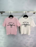 dio*25夏季新款针织圆领短袖经典“Christian Dior Paris”字样醒目呈现 搭配灵动蝴蝶元素 简约中彰显奢华格调 细腻针织纹理 精致镂空心形点