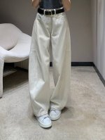 prad* 25Ss春夏新款 三角标装饰镰刀牛仔裤 配送腰带 丨独家高版出品！选用优质面料，工艺渐变色洗水，挺括的版型与个性的设计相结合，专属品牌配件装饰，让你