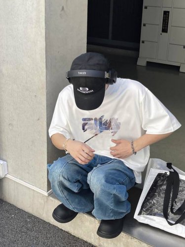 上新！Fila 斐乐中性风格圆领纯棉短袖T恤，颇具标志性的 Logo与颜色素净的基础款型相结合，打造低调百搭又具有品牌特色的代表性单品！ 此款依旧延续了极简设计