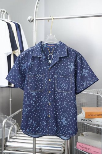 顶级复刻 Louis Vuitton 路易威登 驴牌 25春夏新款 老花字母满印满天星Logo印花牛仔衬衫短袖外套 官网同步 爆款套装 原版复刻 随意对比 细节