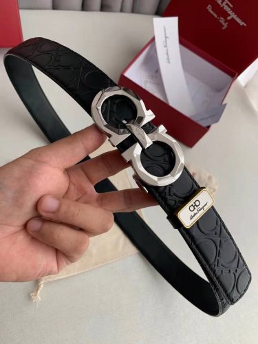 顶级原单品质Ferragamo 双色双面可用.一条顶两条.双面同等质量.牛皮带身 品牌：菲拉格慕男士皮带真皮腰带. 等级：高端品质顶级做工！认准如图专柜包装 材