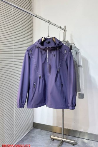 L570 Dr迪奥 尼龙夹克外套 工艺说明：面料采用再生尼龙面料，侧袖饰有标志Logo品牌，进口五金配件，整体走线平直细腻，面料舒适柔软，颜色一致无色差 能与同
