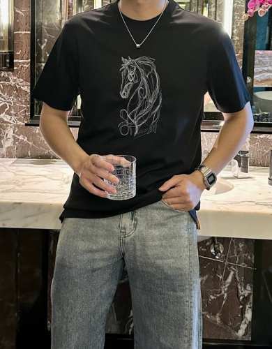 h家 2025 夏季最新款男士短袖T桖 圆领胸前极具代表性图案 采用进口机刺绣 高密度刺绣平绣设计！双重工艺！工艺细致 辨识度极高！进口丝光棉面料 婴儿般肌肤触