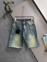 Lv2025夏季新品牛仔裤牛仔短裤，采用进口客供日本Denim平纹棉质牛仔面料梭织生产，三标齐全，顶尖的石磨水洗工艺让质感达到80年代的老味，柔软细腻舒适透气，