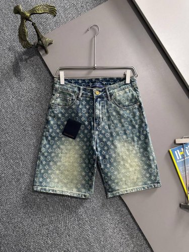 Lv2025夏季新品牛仔裤牛仔短裤，采用进口客供日本Denim平纹棉质牛仔面料梭织生产，三标齐全，顶尖的石磨水洗工艺让质感达到80年代的老味，柔软细腻舒适透气，