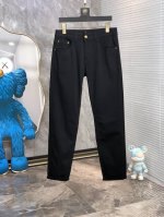 保罗。2025春夏高级时装感，超柔牛仔面料 , 浅色洗水牛仔裤。 面料很特殊，超细精仿棉纱混纺，超柔舒适感。 具备牛仔随性感 ,休闲感 ,6亦有轻松感 ,时尚感