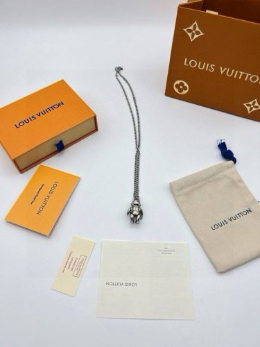 lv路易威登宇航员项链 款号：M 认准高版本，正品开模做的小玩意。实拍会说话的，无敌细节，所有细节无限接近。 项链上饰有宇航员小人偶 和Zp一致 全钛钢打造 手