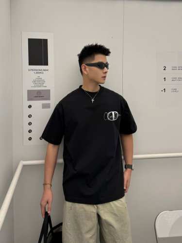 Dior 2025Ss春夏新款 手绘圆领短袖T恤 高品质 手感柔软 定制面料 做工精细 男女同款 黑色 白色 绿色 S M L Xl Xxl